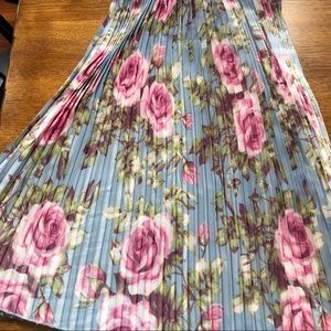 ⭐️ LulaRoe Pleated Floral Jill Skirt Roses Size: EXTRA SMALL